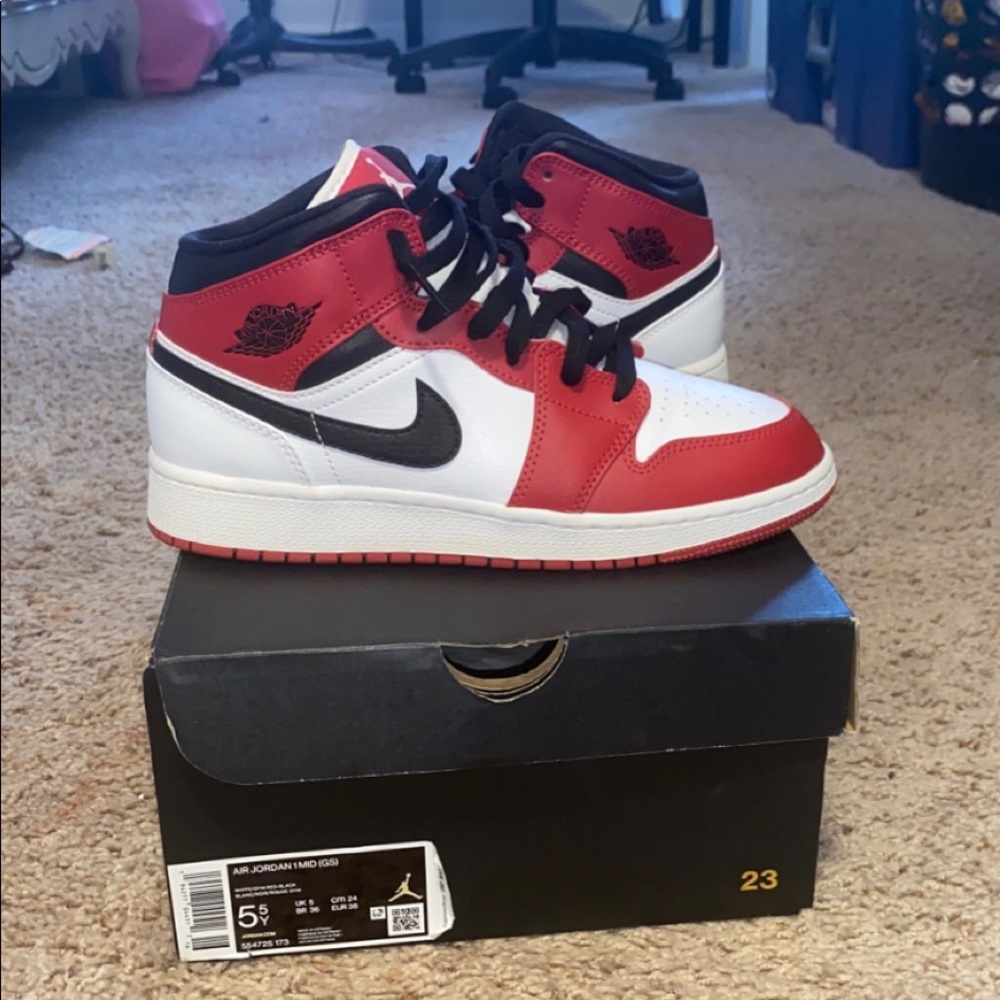 Air jordan 1 mid (GS) 5.5y